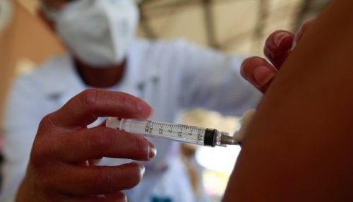 Lista de faltosos e aptos a receber terceira dose da vacina contra Covid-19 está disponível em todas as UBS de Adamantina