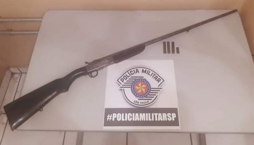 Após desentendimento, homem é preso pela PM com espingarda e munições em Paulicéia