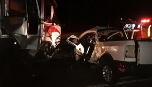 Homem de 56 anos morre após batida entre picape Saveiro e caminhão na SP-425