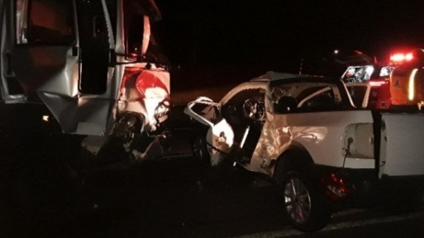 Homem de 56 anos morre após batida entre picape Saveiro e caminhão na SP-425