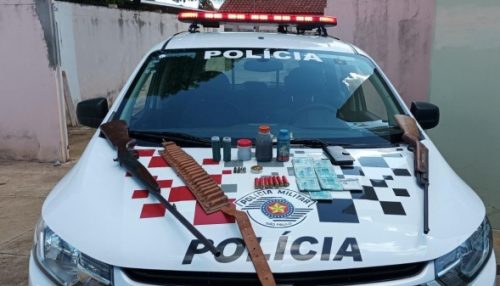 PM apreende armas e munições de homem que agrediu a mulher em Adamantina; agressor foi preso
