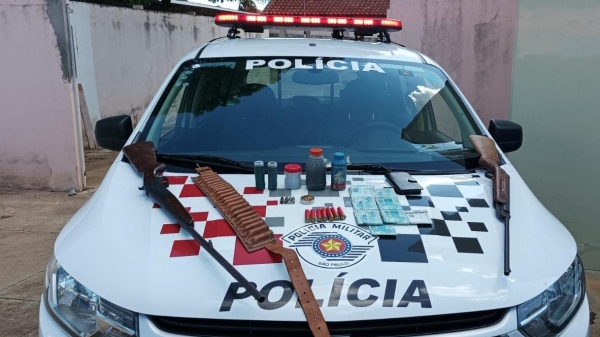 PM apreende armas e munições de homem que agrediu a mulher em Adamantina; agressor foi preso