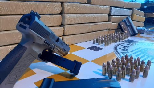 Passageiras de dois ônibus são presas com pistola, munições e porções de maconha durante fiscalização na Rodovia Raposo Tavares