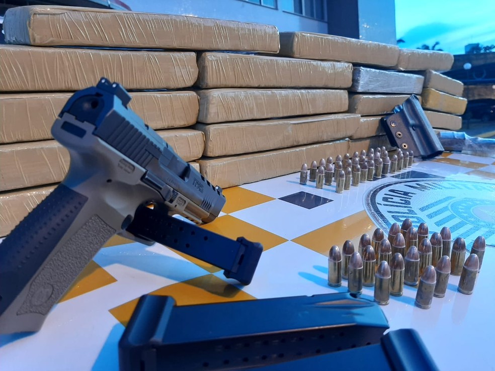 Passageiras de dois ônibus são presas com pistola, munições e porções de maconha durante fiscalização na Rodovia Raposo Tavares