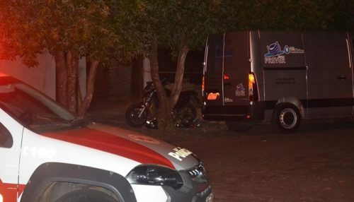 Rapaz compra moto e morre no mesmo dia após bater em árvore