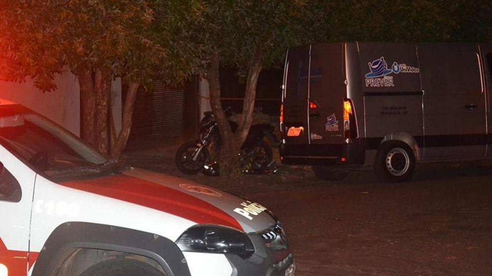 Rapaz compra moto e morre no mesmo dia após bater em árvore