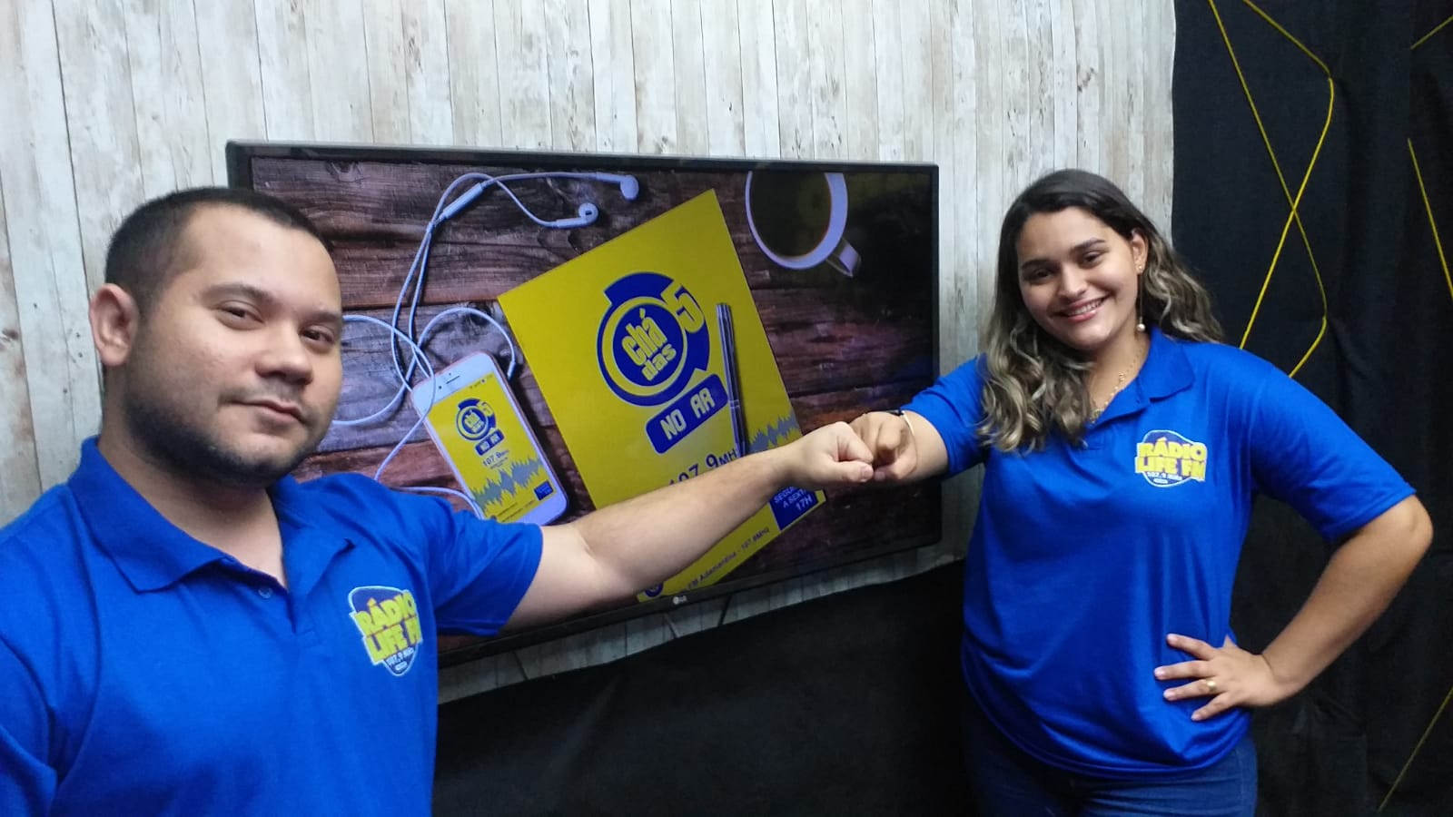 Novos apresentadores, evidenciam a reestreia do Programa Chá das 5, com novidades.