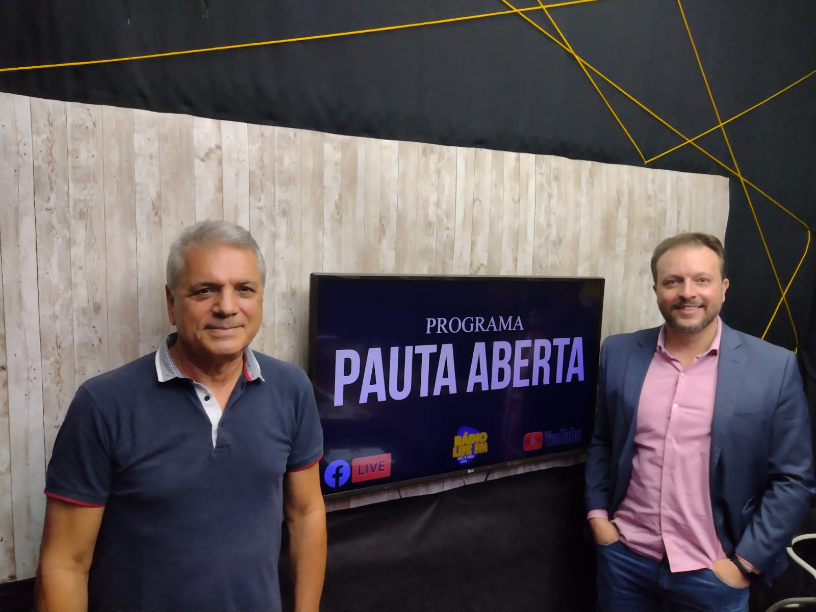 A estreia do Programa Pauta Aberta foi sucesso o apresentador Dr. Helio Malheiros Jr. entrevistou  Sr. Edson Frazon empresário