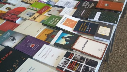 Biblioteca recebe doação de 156 livros da Unicamp