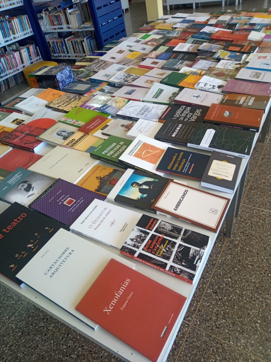 Biblioteca recebe doação de 156 livros da Unicamp