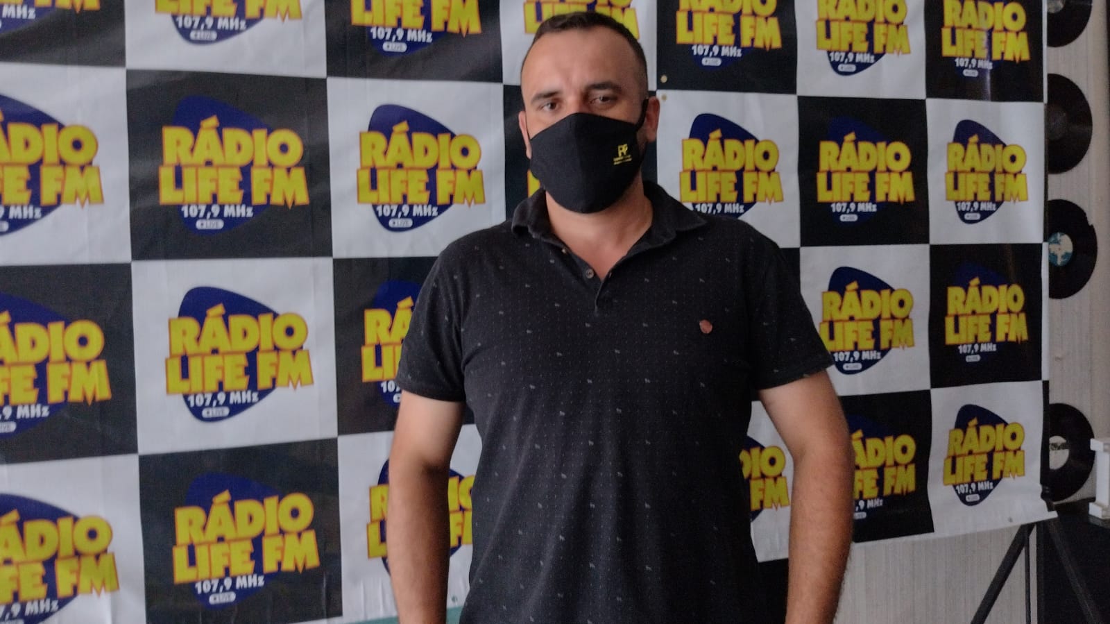 Trabalhadores da Construção Civil são homenageados pela COMERCIAL R2 na programação da Rádio Life Fm