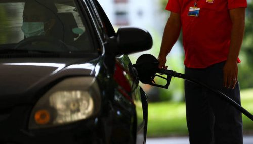Preço médio da gasolina supera R$ 6 há seis semanas, aponta ANP