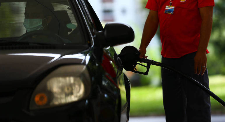 Preço médio da gasolina supera R$ 6 há seis semanas, aponta ANP
