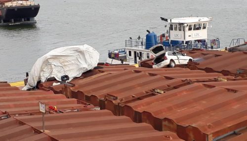 Carro e viatura da polícia caem em balsa durante perseguição em Araçatuba