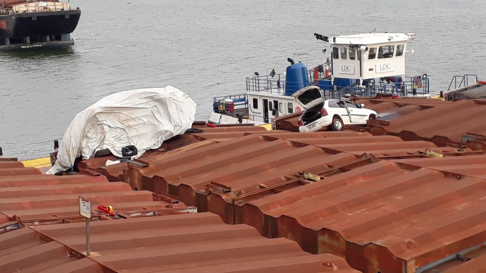 Carro e viatura da polícia caem em balsa durante perseguição em Araçatuba