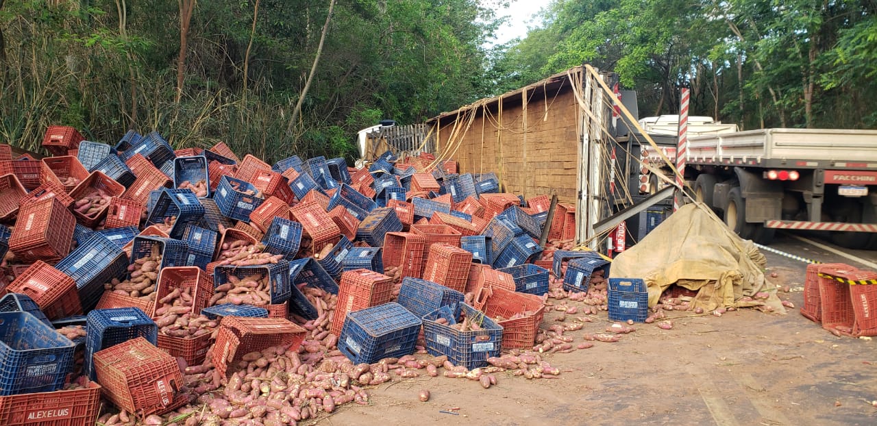Caminhão tomba, espalha carga de batata e interdita rodovia