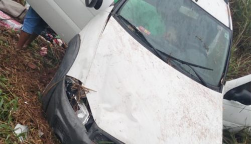 Duas pessoas ficam feridas em acidente entre pick-up e caminhão na SP-294