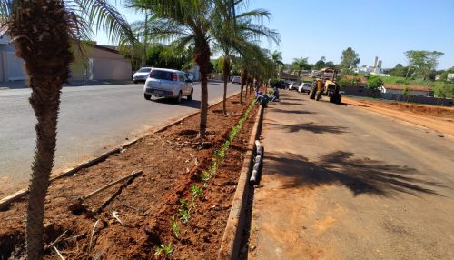 Obras executadas pela Prefeitura de Adamantina na avenida Antônio Tiveron prosseguem