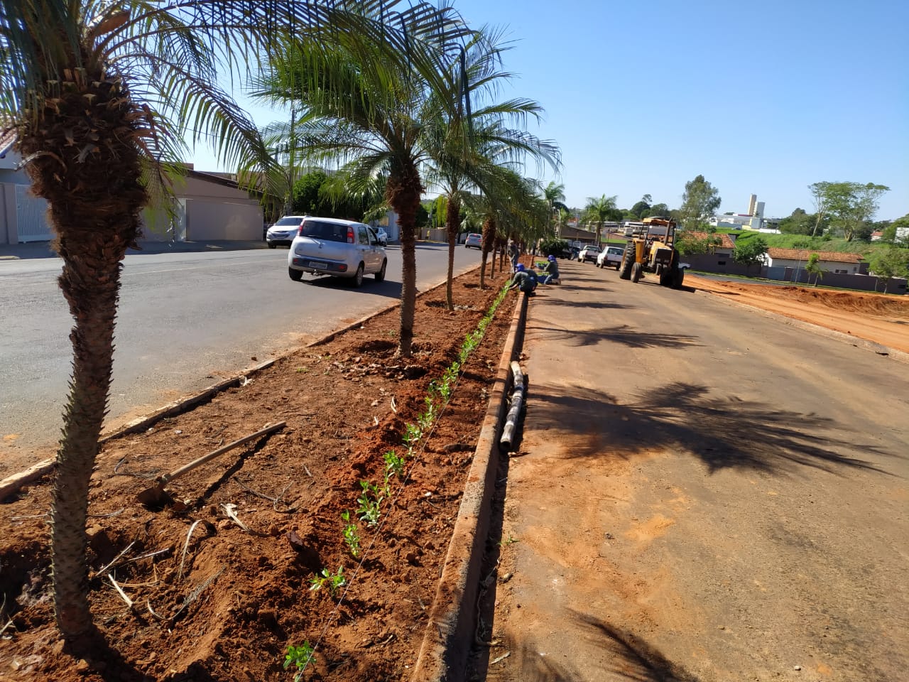 Obras executadas pela Prefeitura de Adamantina na avenida Antônio Tiveron prosseguem