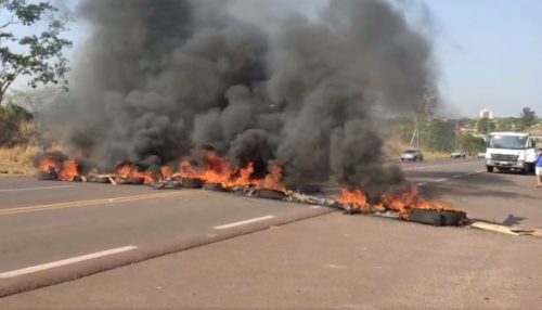 Em Panorama, moradores põem fogo em pneus em protesto contra a falta de água e energia elétrica