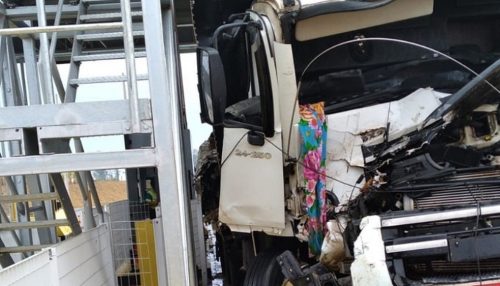 Caminhão bate em estrutura de praça de pedágio na Rodovia Comandante João Ribeiro de Barros