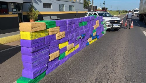 Fiscalização policial localiza grande quantidade de maconha em fundo falso de carreta