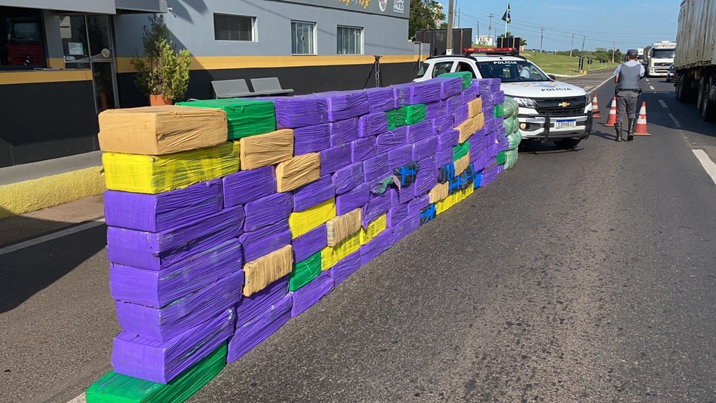 Fiscalização policial localiza grande quantidade de maconha em fundo falso de carreta