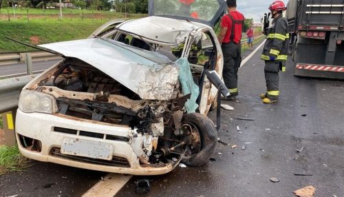 Colisão entre veículo e caminhão deixa duas pessoas feridas na Rodovia Raposo Tavares, em Presidente Prudente