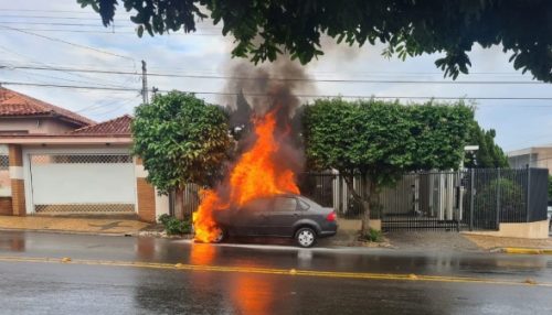 Carro pega fogo em Tupã
