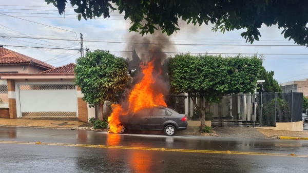 Carro pega fogo em Tupã