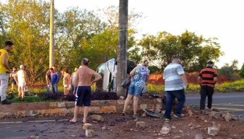 Acidente envolve carro e moto na Moysés Justino; automóvel atingiu canteiro central e tombou