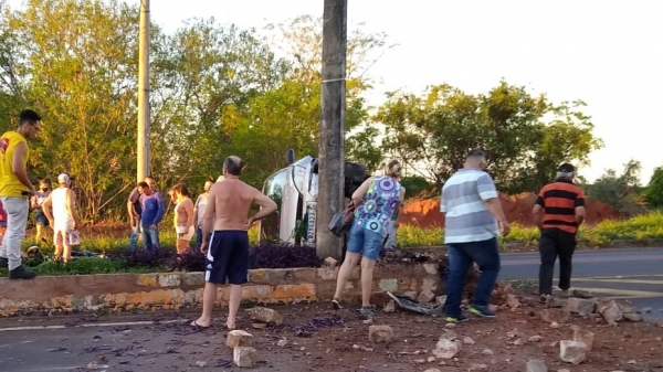 Acidente envolve carro e moto na Moysés Justino; automóvel atingiu canteiro central e tombou