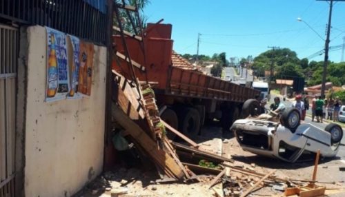 Carreta atinge carros, destrói imóvel e deixa três pessoas feridas às margens da SP-294