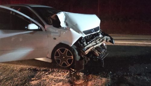 Carro de Adamantina bate na traseira de carreta na SP-294