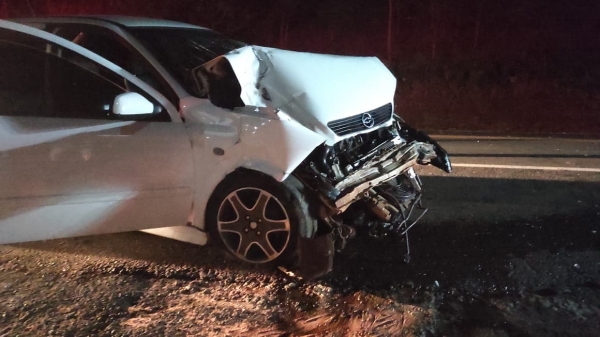Carro de Adamantina bate na traseira de carreta na SP-294