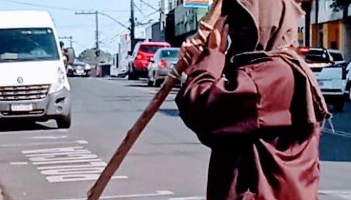 Homem misterioso, está em Adamantina, sem falar ele  realiza gestos solidários