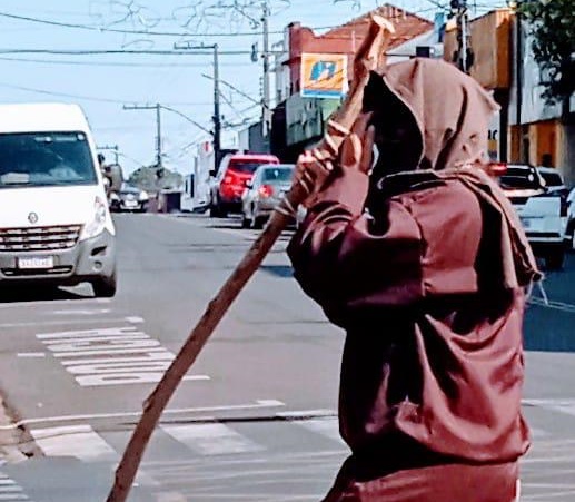 Homem misterioso, está em Adamantina, sem falar ele  realiza gestos solidários