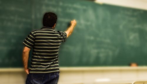 Temendo perdas, professores municipais pedem que Câmara rejeite projeto que muda plano de carreira