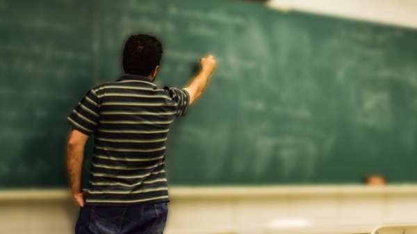 Temendo perdas, professores municipais pedem que Câmara rejeite projeto que muda plano de carreira