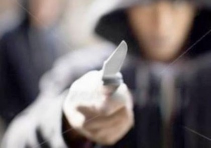 Bandidos armados com faca roubam farmácia no centro de Osvaldo Cruz