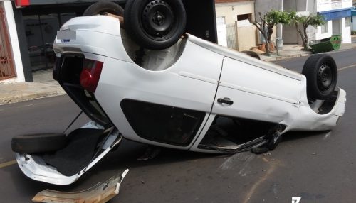 Condutor perde controle da direção e carro capota no centro de Dracena