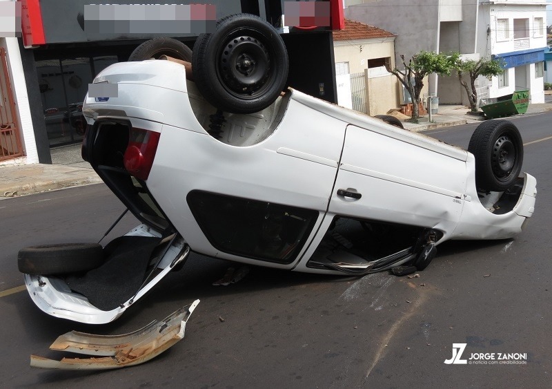 Condutor perde controle da direção e carro capota no centro de Dracena
