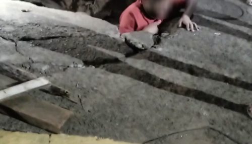 Adolescente de 13 anos cai em buraco após calçada ceder