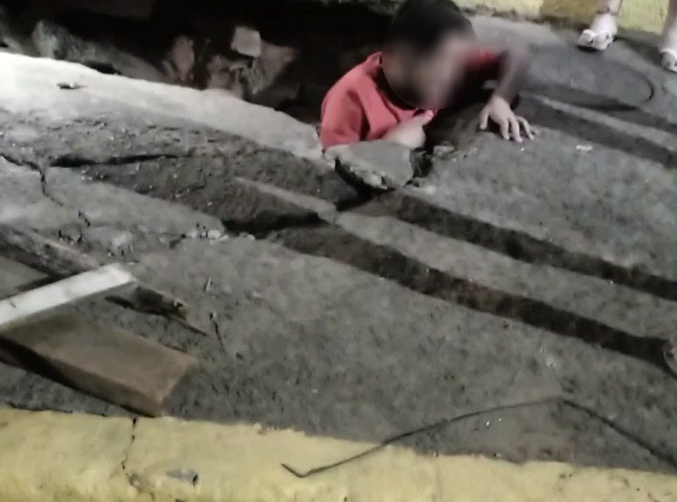 Adolescente de 13 anos cai em buraco após calçada ceder