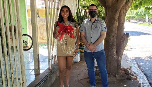 Extensão faz visita a escolas e entrega brindes a alunos impedidos de vir à Mostra de Profissões por causa de vendaval