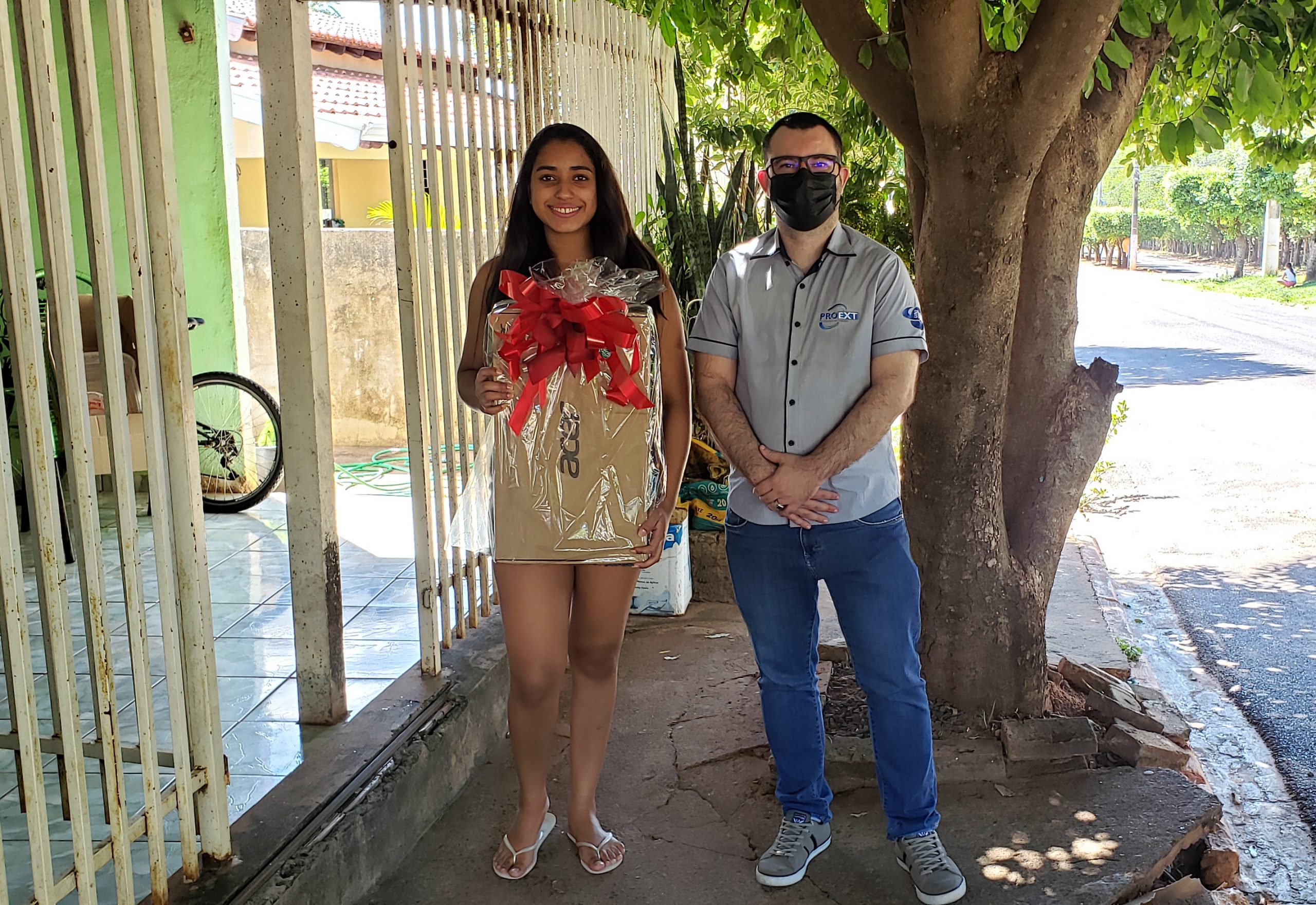 Extensão faz visita a escolas e entrega brindes a alunos impedidos de vir à Mostra de Profissões por causa de vendaval