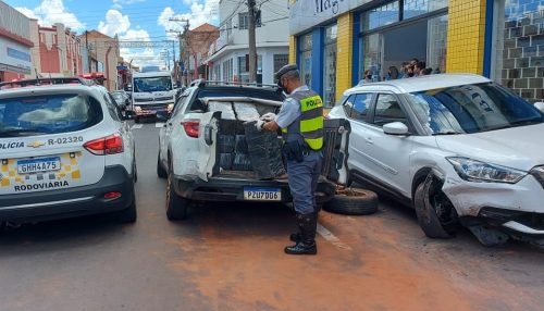Dupla em fuga com caminhonete carregada de maconha é presa após bater em carros no centro de Pompeia
