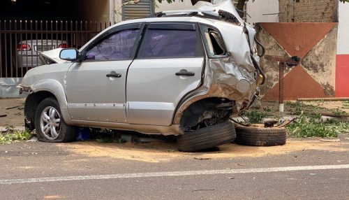 Carro fica destruído após acidente com caminhão carregado com toras em Junqueirópolis