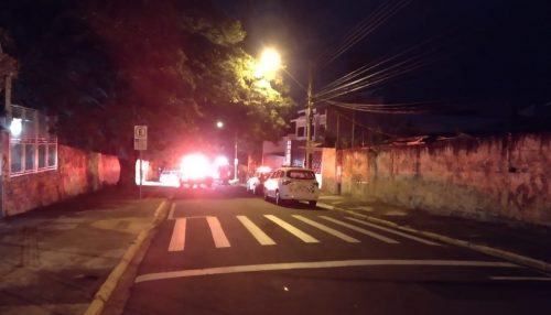 Homem de 26 anos é encontrado morto e com perfurações nas costas, ombro, mão e orelha