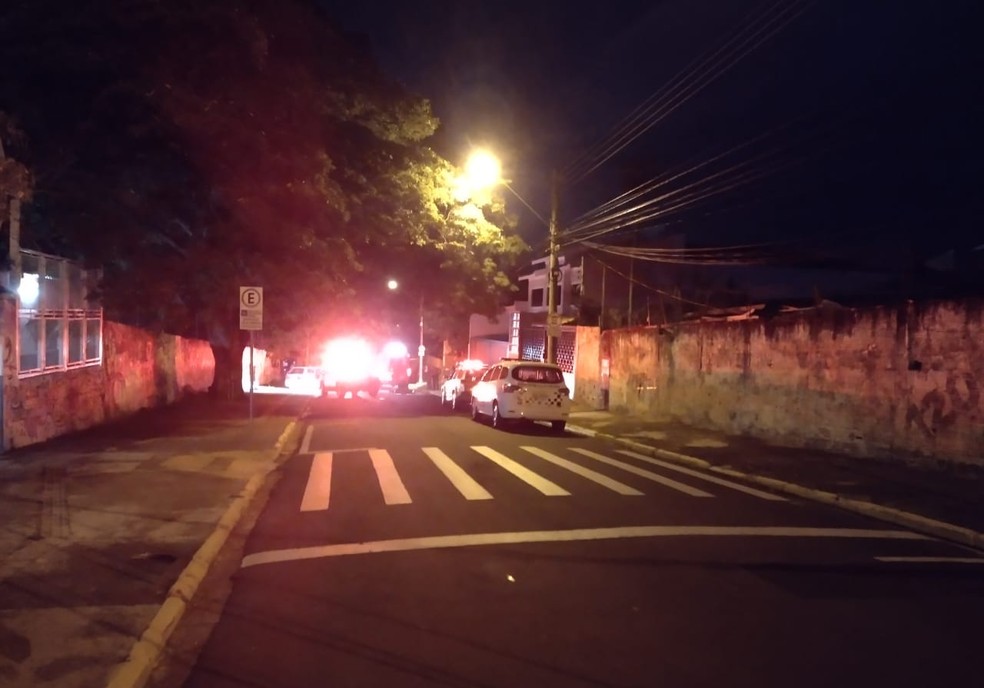 Homem de 26 anos é encontrado morto e com perfurações nas costas, ombro, mão e orelha